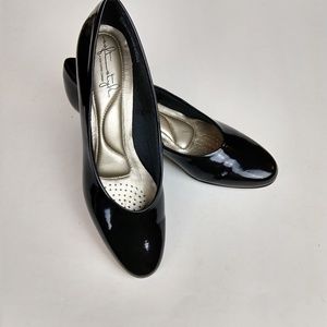 Soft Style Angel II Black Patent Cushioned Pump 7N